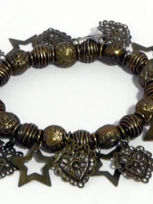 Pulsera elástica bronce con dijes estrella y corazones