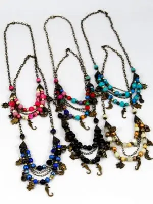Collar corto bronce con dijes y cuentas.