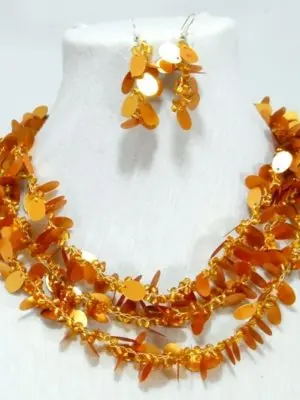 Conjunto de aro y collar de fiesta de lentejuelas doradas