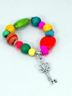 Pulsera elástica de colores con dije llave