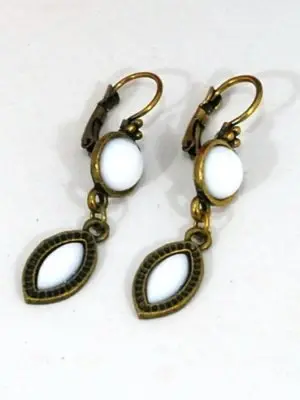 Aro bronce con medias perlas blancas y brisura