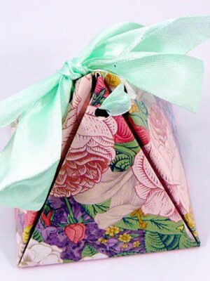Caja piramidal para regalo de 7x7x7 de cartón estampada - x 12 unidades