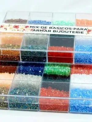 Caja de acrílico con 12 colores de canutillo partido para armado de bijou