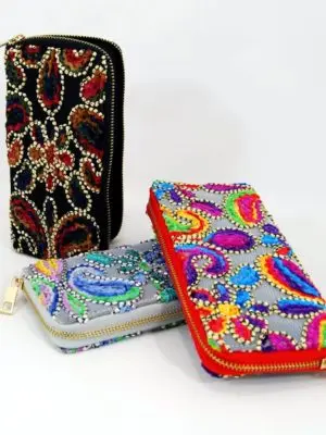 Billetera con bordados y cierre metálico - COLORES SURTIDOS