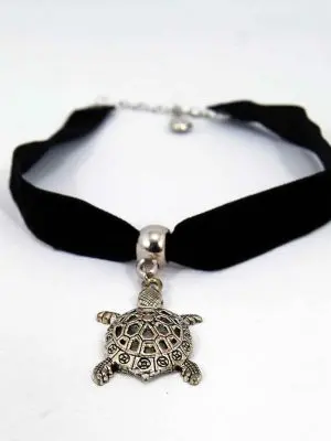 Collar choker con dije tortuga