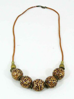 Collar de tiento con bolones de madera