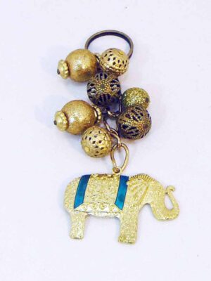 Llavero de borlas doradas y dije elefante