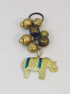 Llavero de borlas doradas y dije elefante