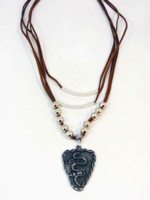 Collar de tiento con dije rústico
