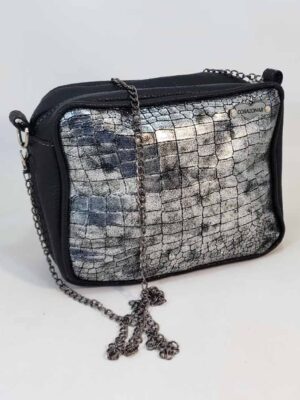 Bandolera de charol croco - 22x18x7 - Marca CORAZONAR - Forrada - NEGRO - CON CADENA