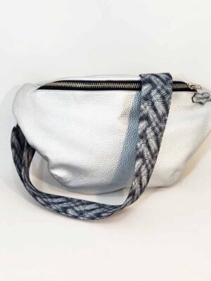 Riñonera, Bandolera de símil cuero 32x18 - Marca CORAZONAR - Forrada - PLATEADA GRANE
