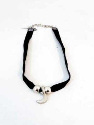 Collar choker de terciopelo negro con dije luna