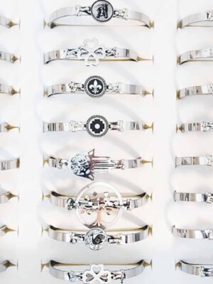 Pulsera esclavas de acero quirúrgico con dije