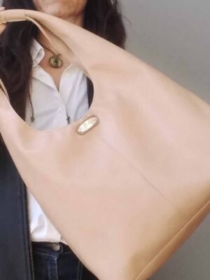 Cartera de cuero símil cuero - 30x35x13 - Marca SETIEMBRE - ARENA