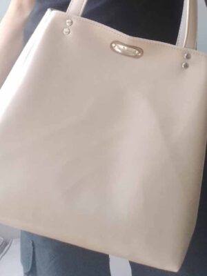 Bolso de cuero sintético 50x32x16 - Marca SETIEMBRE - Forrada - ARENA